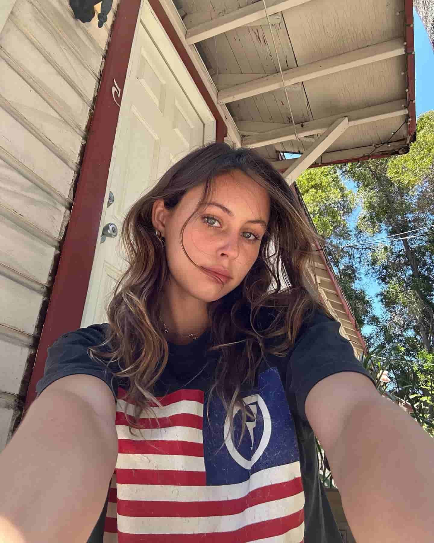 Stella Barey | Bio, Wiki, Age, Height, Net Worth, Dating, Trivia